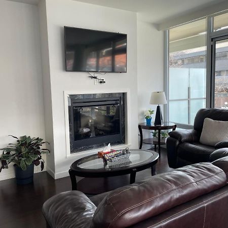 Spacious Downtown 2 Bedroom Condo With Pool And Air Conditioning Victoria Dış mekan fotoğraf