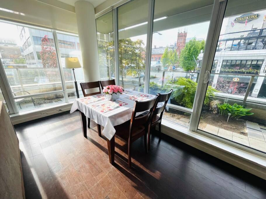 Spacious Downtown 2 Bedroom Condo With Pool And Air Conditioning Victoria Dış mekan fotoğraf