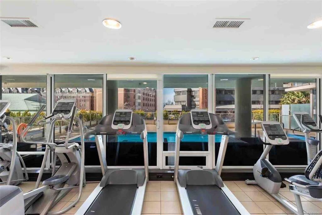 Spacious Downtown 2 Bedroom Condo With Pool And Air Conditioning Victoria Dış mekan fotoğraf