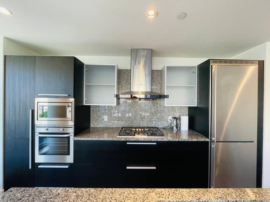 Spacious Downtown 2 Bedroom Condo With Pool And Air Conditioning Victoria Dış mekan fotoğraf