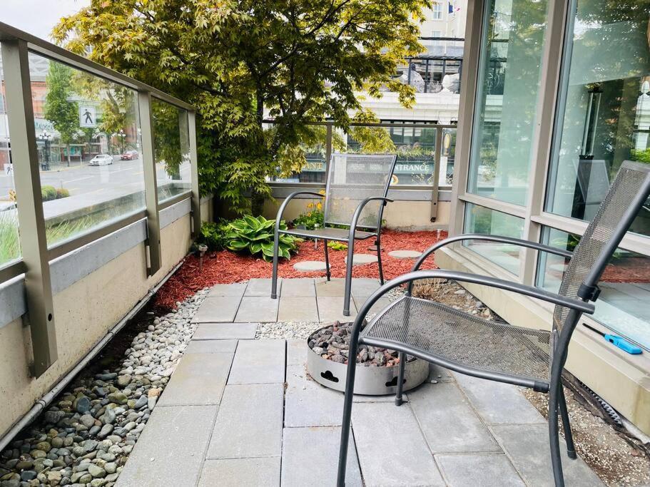 Spacious Downtown 2 Bedroom Condo With Pool And Air Conditioning Victoria Dış mekan fotoğraf