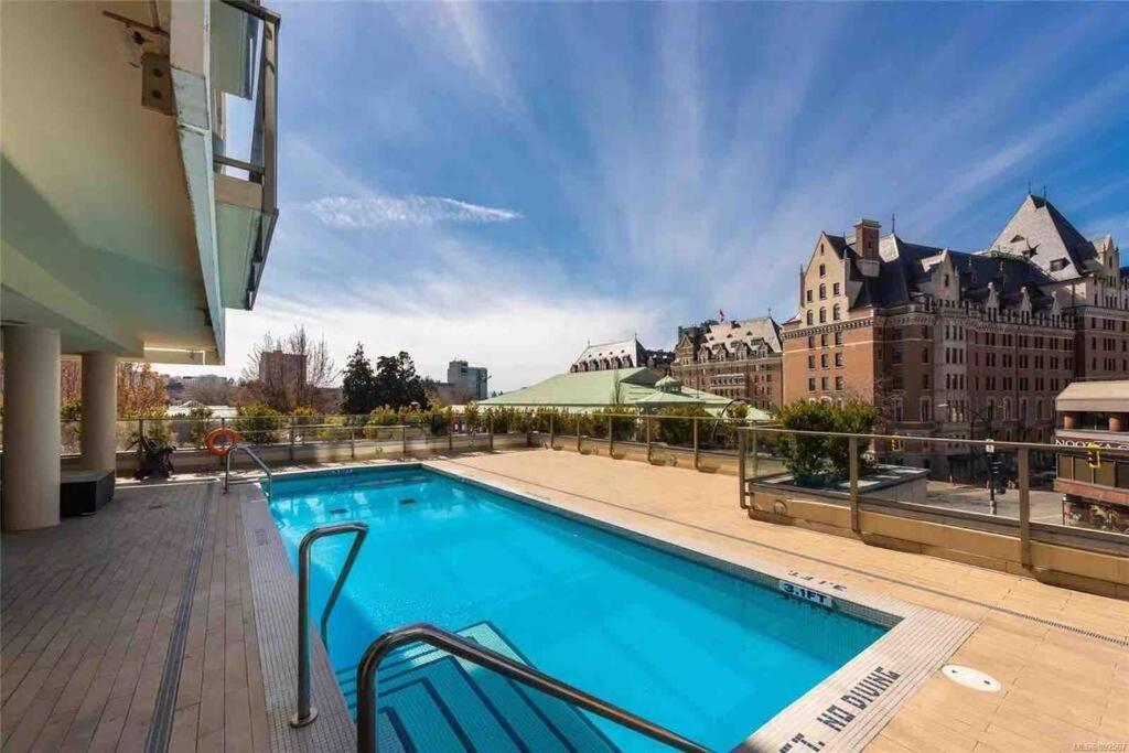 Spacious Downtown 2 Bedroom Condo With Pool And Air Conditioning Victoria Dış mekan fotoğraf