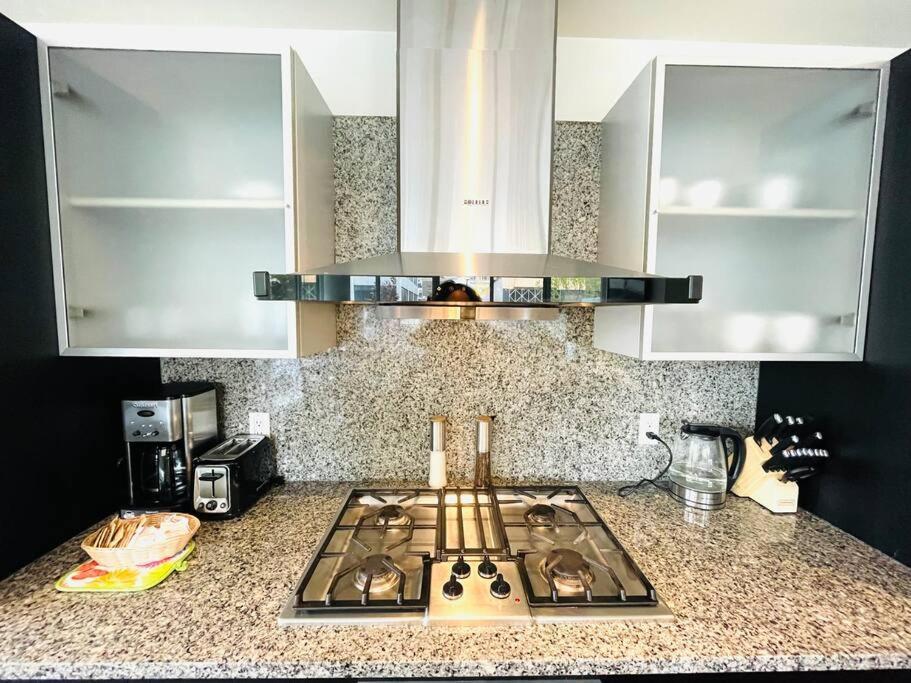 Spacious Downtown 2 Bedroom Condo With Pool And Air Conditioning Victoria Dış mekan fotoğraf