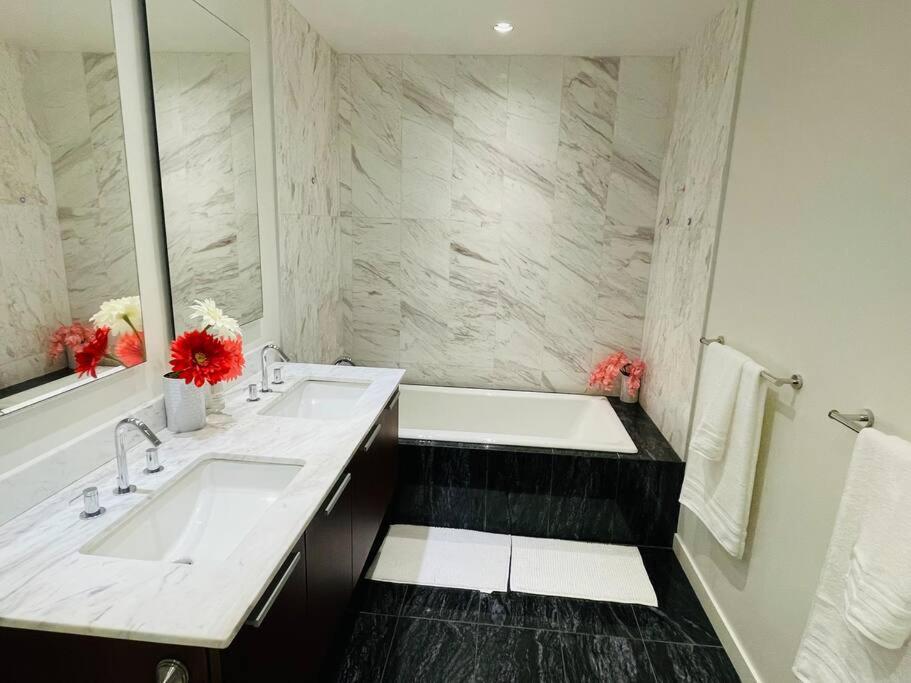 Spacious Downtown 2 Bedroom Condo With Pool And Air Conditioning Victoria Dış mekan fotoğraf