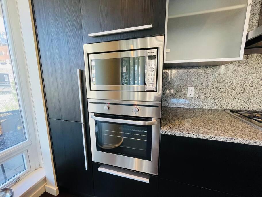 Spacious Downtown 2 Bedroom Condo With Pool And Air Conditioning Victoria Dış mekan fotoğraf